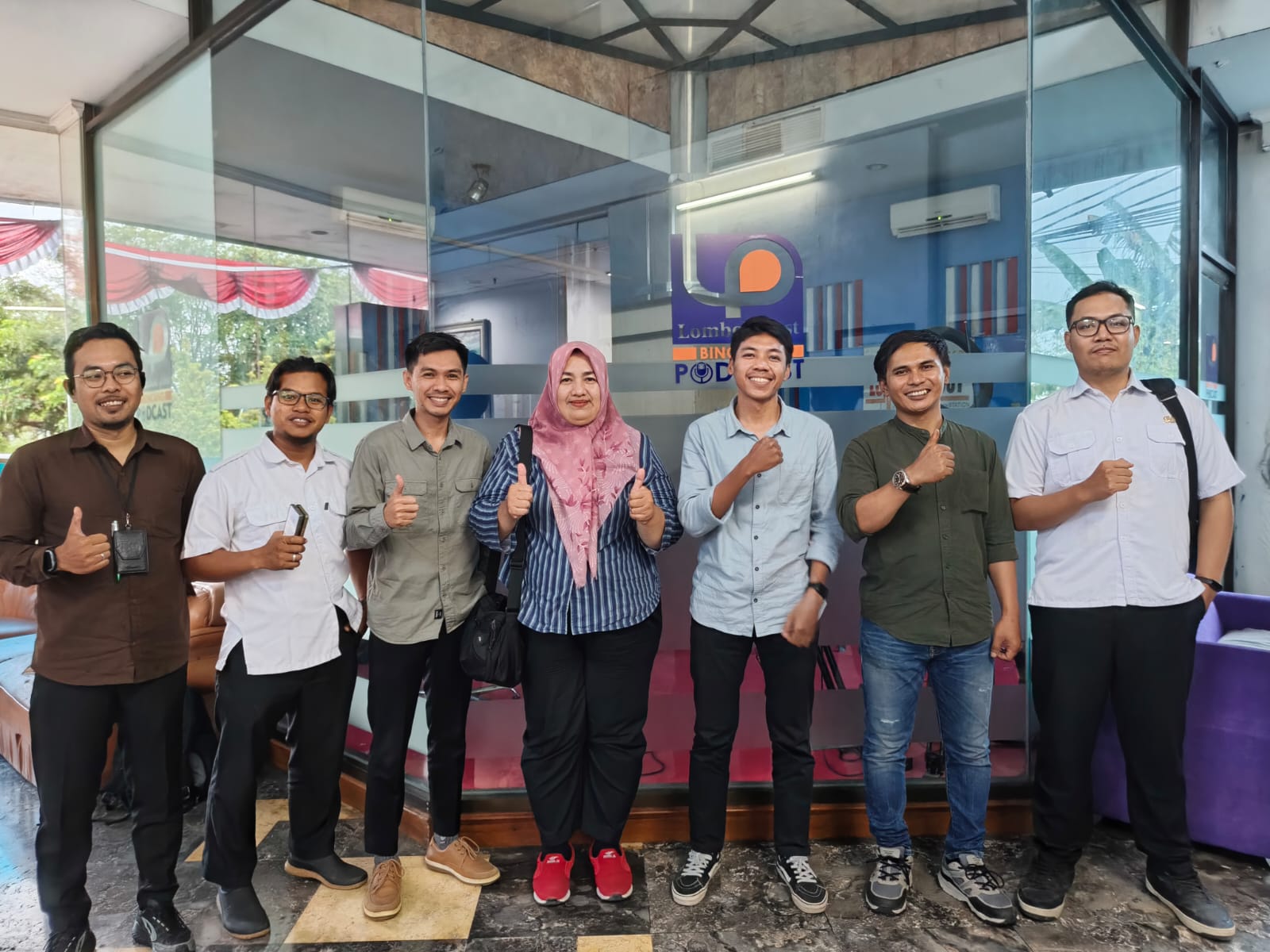 TINGKATKAN KAPASITAS: Tim Humas RS Mandalika bersama jajaran redaksi Lombok Post berfoto usai mengikuti pelatihan jurnalistik di Graha Pena Lombok, Rabu (10/9).