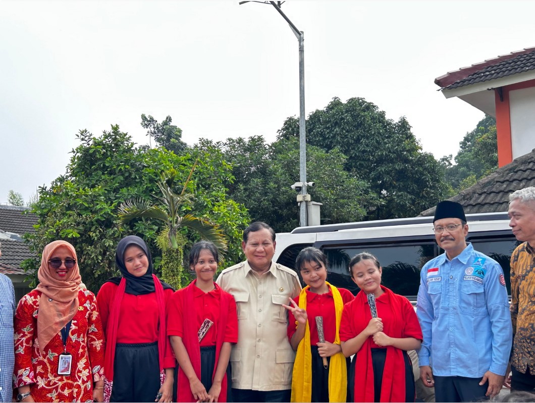TINJAUAN PERTAMA: Presiden Prabowo Subianto (tengah) dan Mensos Saifullah Yusuf (dua dari kanan) di SRMA Margaguna, Jakarta Selatan, Kamis (11/9)