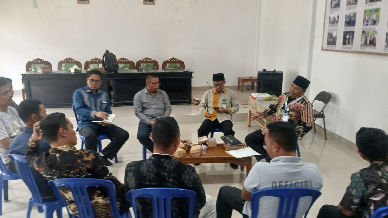 JADI PERCONTOHAN: Pemdes Bentek menggelar rapat persiapan event sepeda ontel yang melibatkan komunitas sepeda tua.