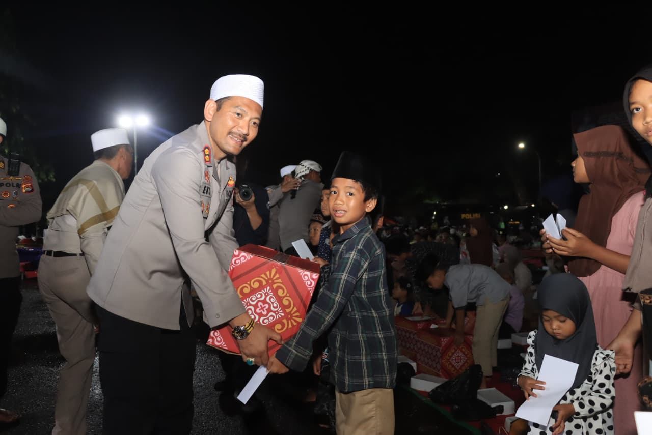 Anak-anak yatim piatu menerina santunan yang diberikan Kapolres Loteng AKBP Eko Yusmiarto dalam perayaan Maulid Nabi Muhammad SAW di Mapolres setempat, Rabu (10/9).