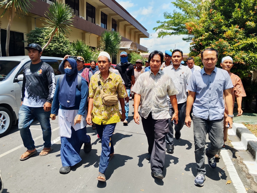 MASIH SIDIK: Kasubdit III Ditreskrimum Polda NTB AKBP Catur Erwin Setiawan (kanan) berjalan dengan sejumlah perwakilan keluarga Brigadir Esco saat hendak menemui para aksi demo di Mapolda NTB.