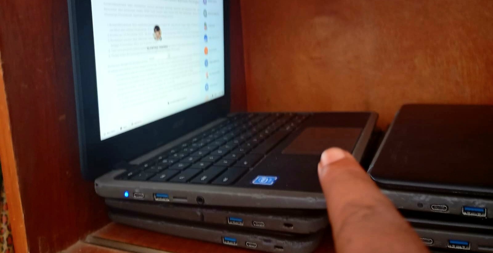 Inilah bantuan Cromebook di SMPN 23 Mataram yang masih bermanfaat hingga sekarang. SMPN 23 Mataram masih andalkan Chromebook.