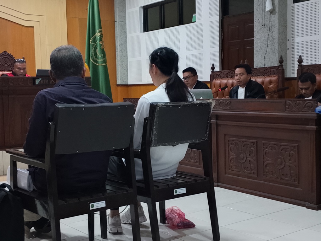 BERIKAN KETERANGAN: Terdakwa Isabel Tanihaha memberikan keterangan di hadapan majelis hakim PN Tipikor Mataram, Kamis (11/9).&nbsp;