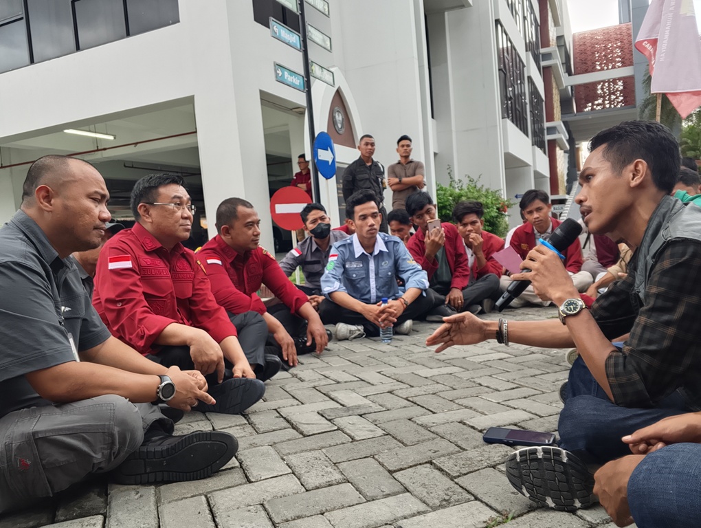 SELALU TERBUKA: Aspidsus Kejati NTB Zulkifli Said bersama jajaran Kejati NTB duduk bersama pendemo di kantor Kejati NTB, Rabu (8/9).&nbsp;
