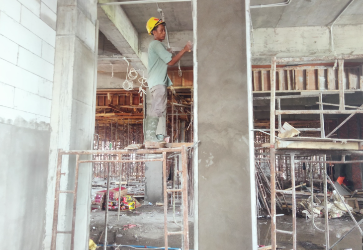 Pekerja tengah merapikan dinding interior Kantor Wali Kota Baru di Jempong, kemarin (10/9).