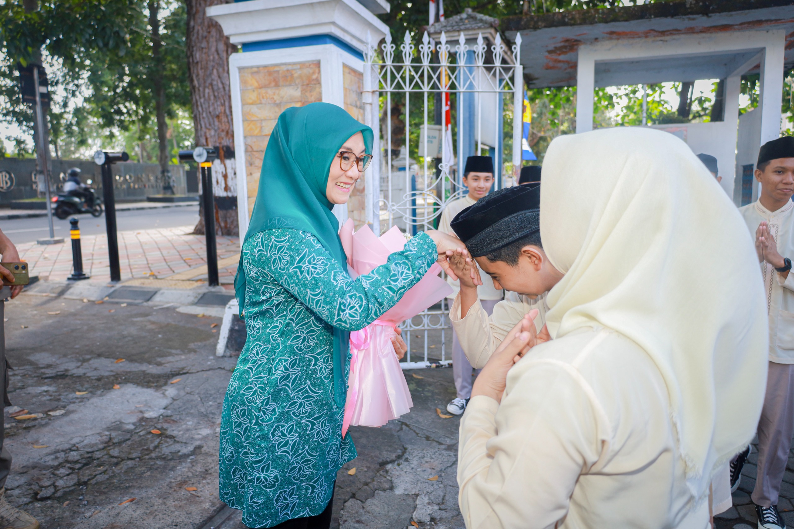 TP PKK Kota Mataram melakukan Panen Cabai Serentak sebagai hasil nyata dari Gerakan Tanam Cabai Serentak, Jumat (12/9) pagi,