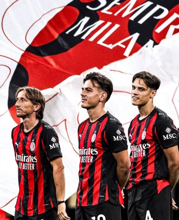 Luka Modric, Ardon Jashari, dan Samuele Ricci, barisan gelandang AC Milan yang ketiganya merupakan pemain yang baru didatangkan musim ini.