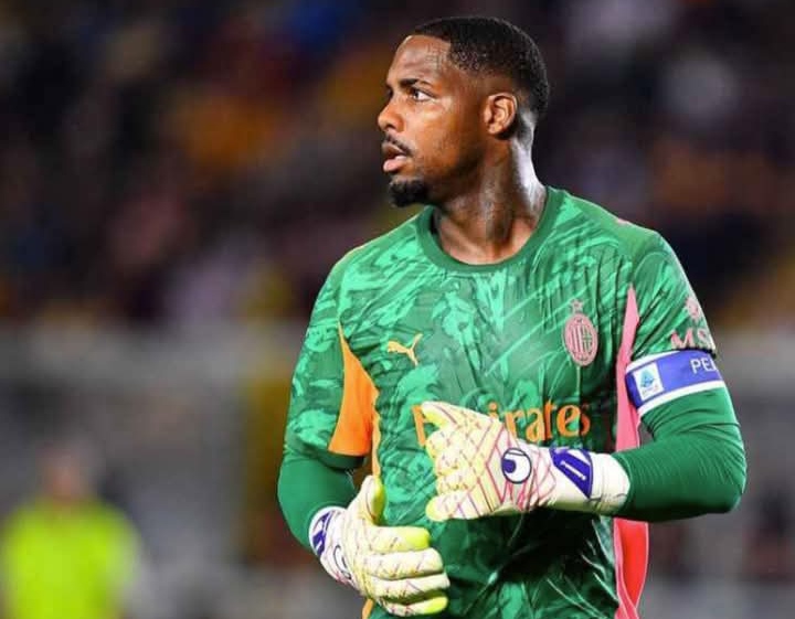 Mike Maignan, kiper utama AC Milan yang segera habis kontraknya.