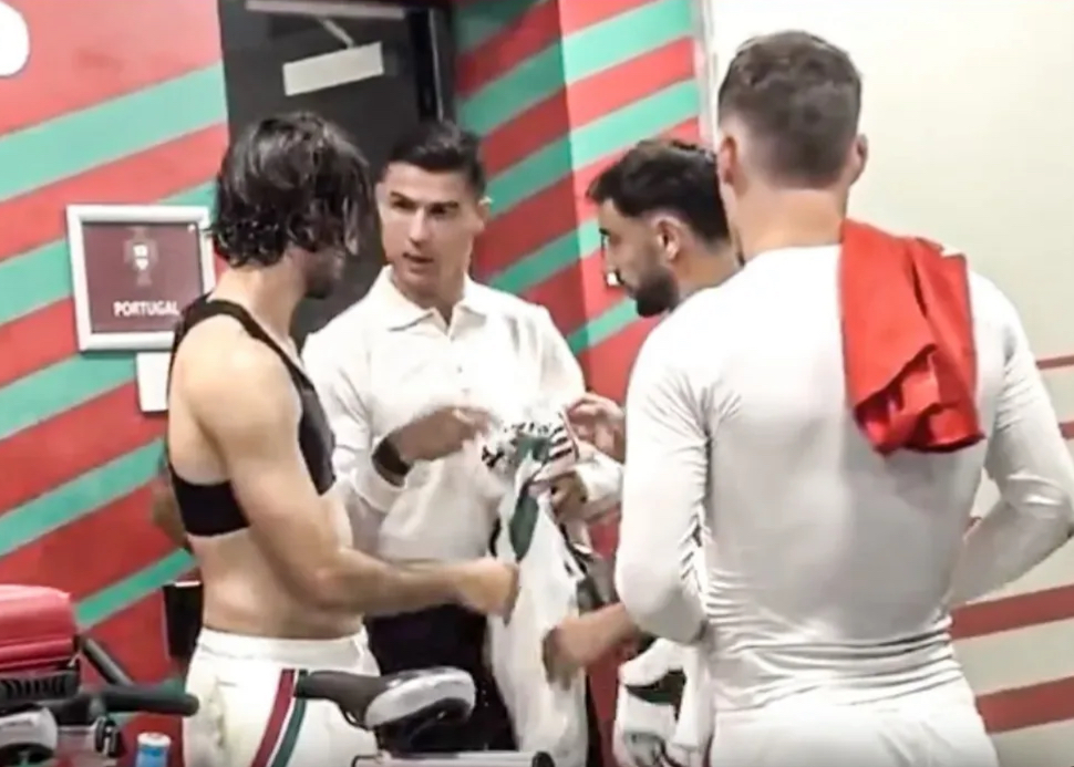 Ronaldo menolak memberi jerseynya kepada Dominic Szoboslai meskipun sudah menunggu didepan ruang gantinya.