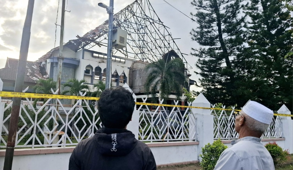Kantor DPRD NTB yang dibakar massa aksi Sabtu lalu (30/8) menjadi tontonan pengguna jalan yang melintas di Jalan Udayana, Kota Mataram.