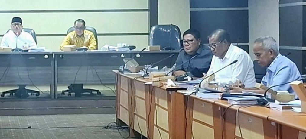 Asaat Abdullah (paling kanan) saat mengikuti rapat Komisi IV DPRD NTB bersama OPD mitra kerja, Selasa lalu (9/9).