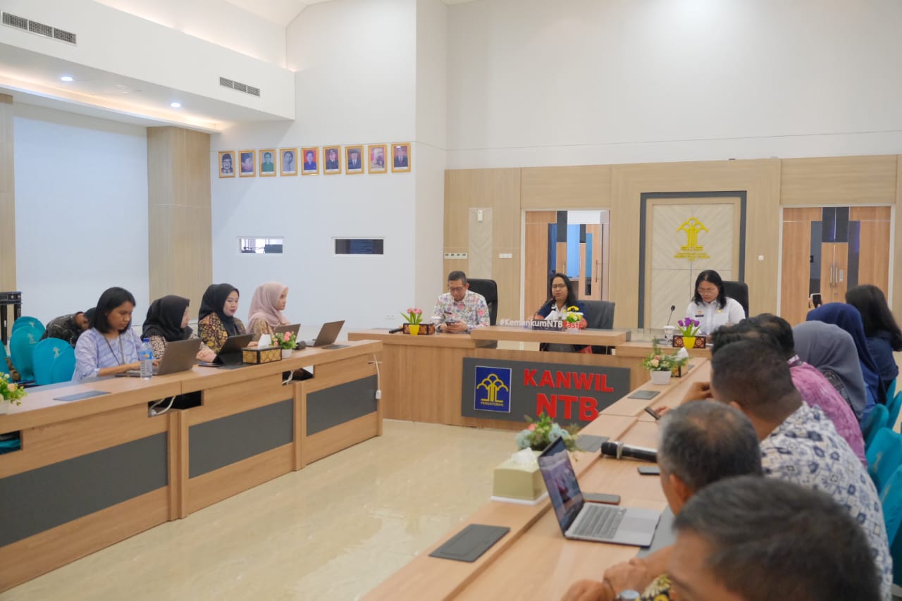 Direktur Merek dan Indikasi Geografis, Direktorat Jenderal Kekayaan Intelektual (DJKI) Hermasnyah Siregar, didampingi Kepala  Kanwil Kemenkum NTB I Gusti Putu Milawati audiensi dengan Dekranasda NTB