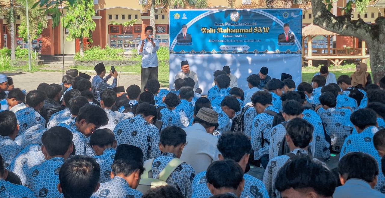 Siswa MAN Lobar saat memperingati Maulid Nabi Muhammad SAW 1447 Hijriah di halaman madrasah setempat, Jumat (12/9). MAN Lobar peringati maulid Nabi Muhammad SAW.