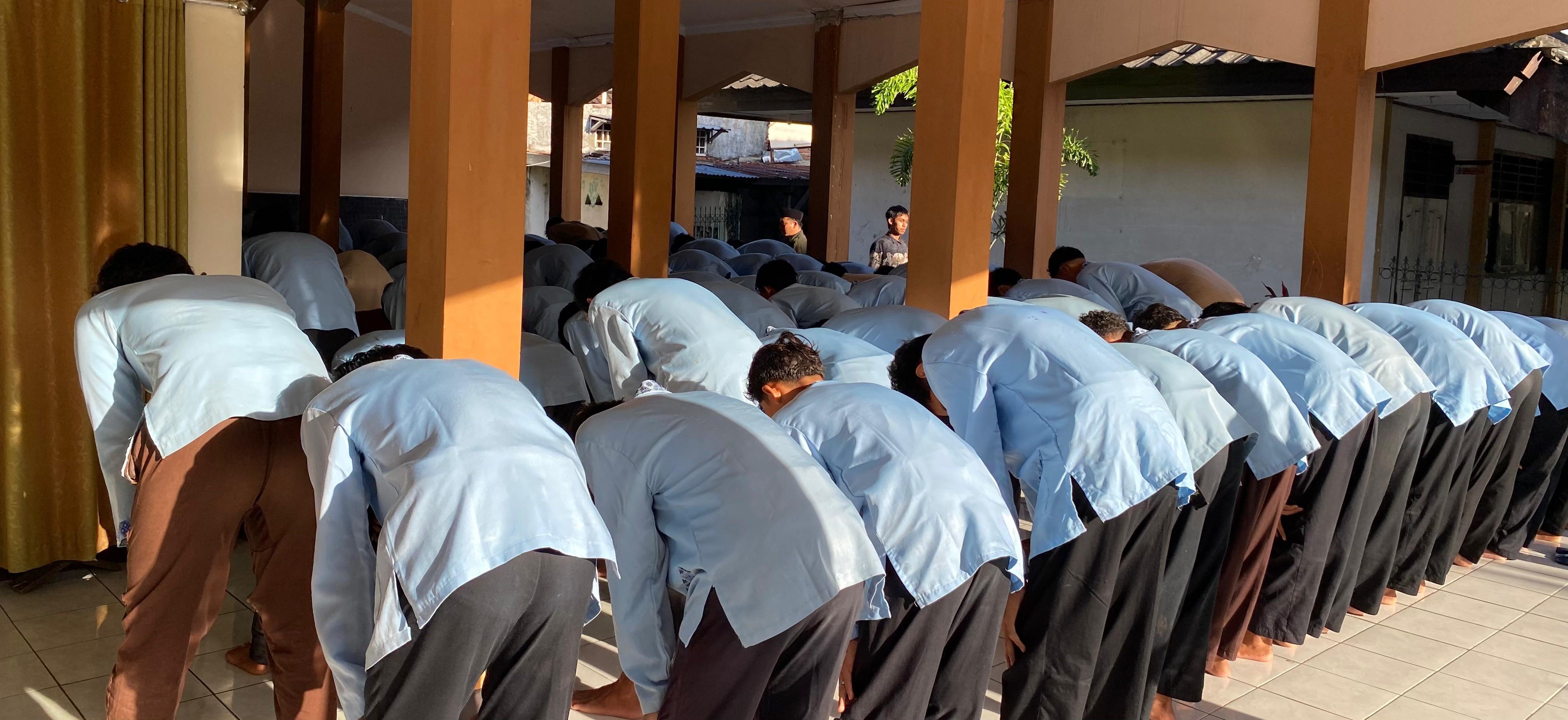 Siswa SMPN 11 Mataram melaksanakan salat duha berjamaah di sekolah setempat, kemarin (12/9). Salat duha berjamaah bentuk karakter siswa SMPN 11 Mataram.