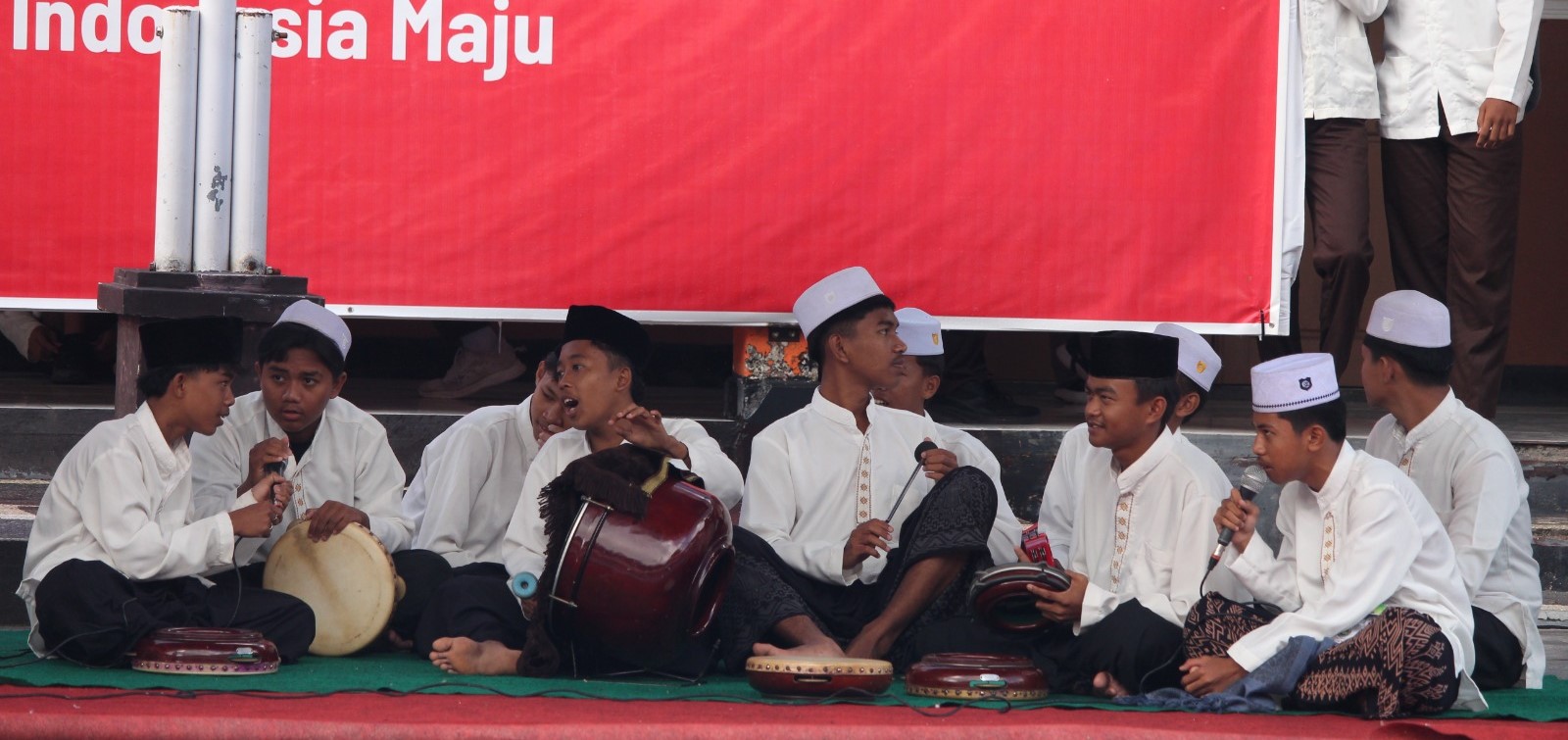 Siswa SMKN 3 Mataram pada peringatan Maulid Nabi Muhammad SAW di sekolah setempat, Jumat (12/9). Tanamkan akhlak mulia lewat maulid Nabi Muhammad SAW.