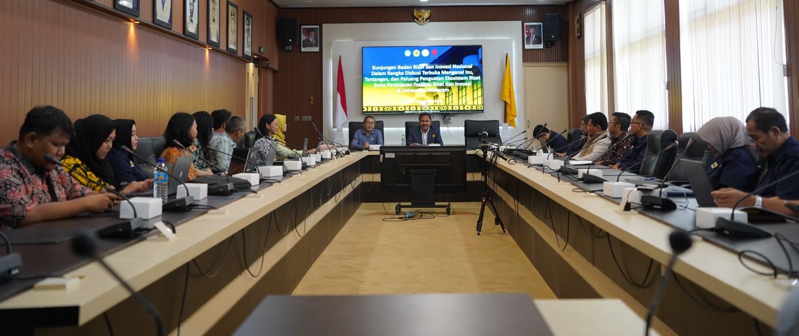 Rektor Unram Prof. Ir. Bambang Hari Kusumo (kanan/depan) kolaborasi dengan BRIN perkuat riset nasional di Ruang Sidang Rektor, Kamis lalu (11/9).  Unram dan BRIN perkuat riset nasional.