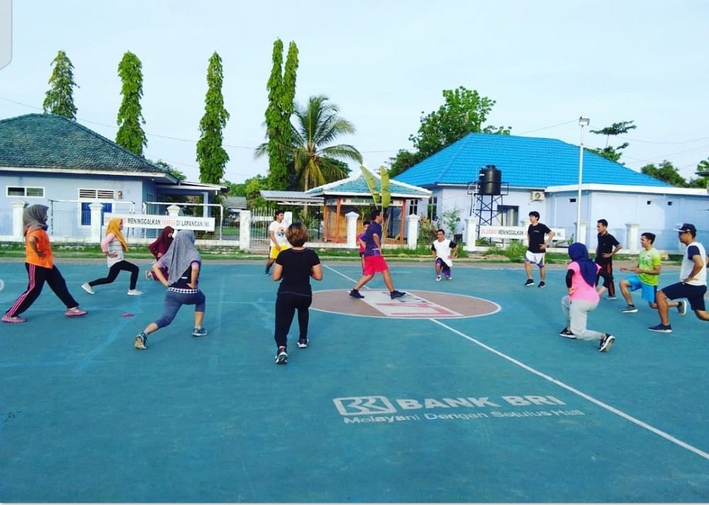BUTUH DIET: Komunitas Lucky Fit melakukan sejumlah gerakan di Lapangan Rembiga, beberapa waktu lalu.