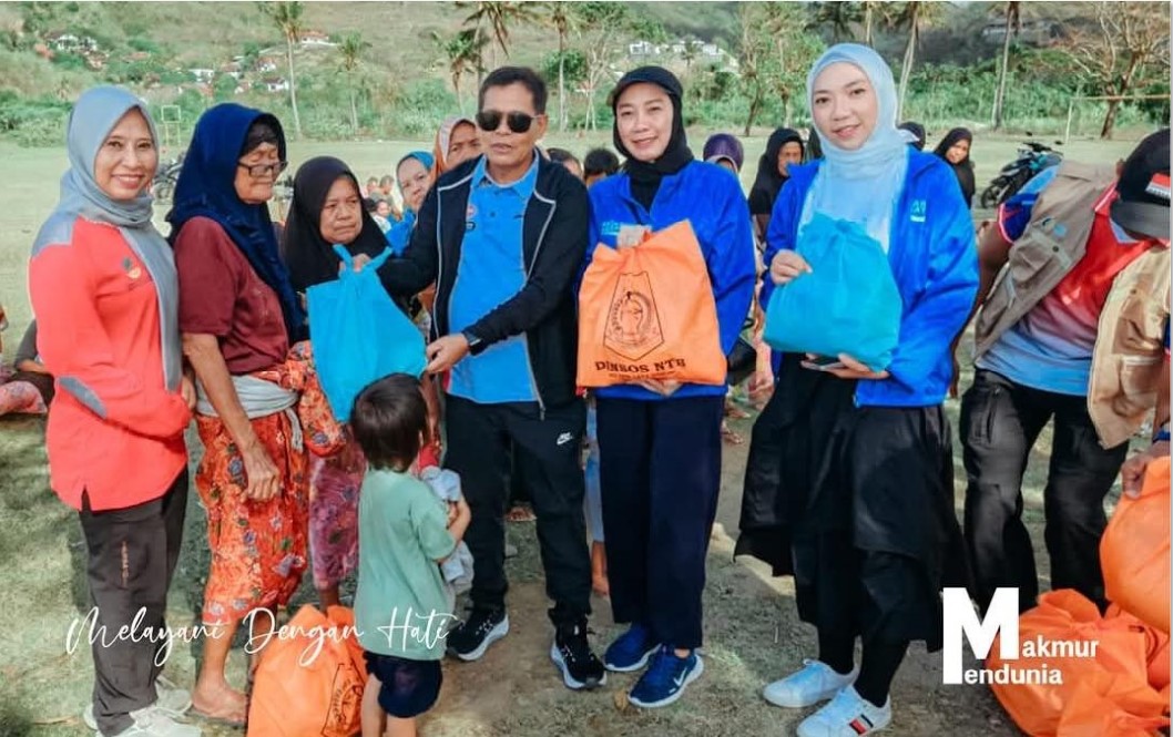BHAKTI SOSIAL: Sekda NTB Lalu Mohammad Faozal didampingi Kepala Dinsos NTB Dra. Nunung Triningsih, MM, Kepala Bidang Linjamsos, serta Kepala Dusun Kuta 2, Bui Ahman bhakti sosial bersama Pocari Sweat.