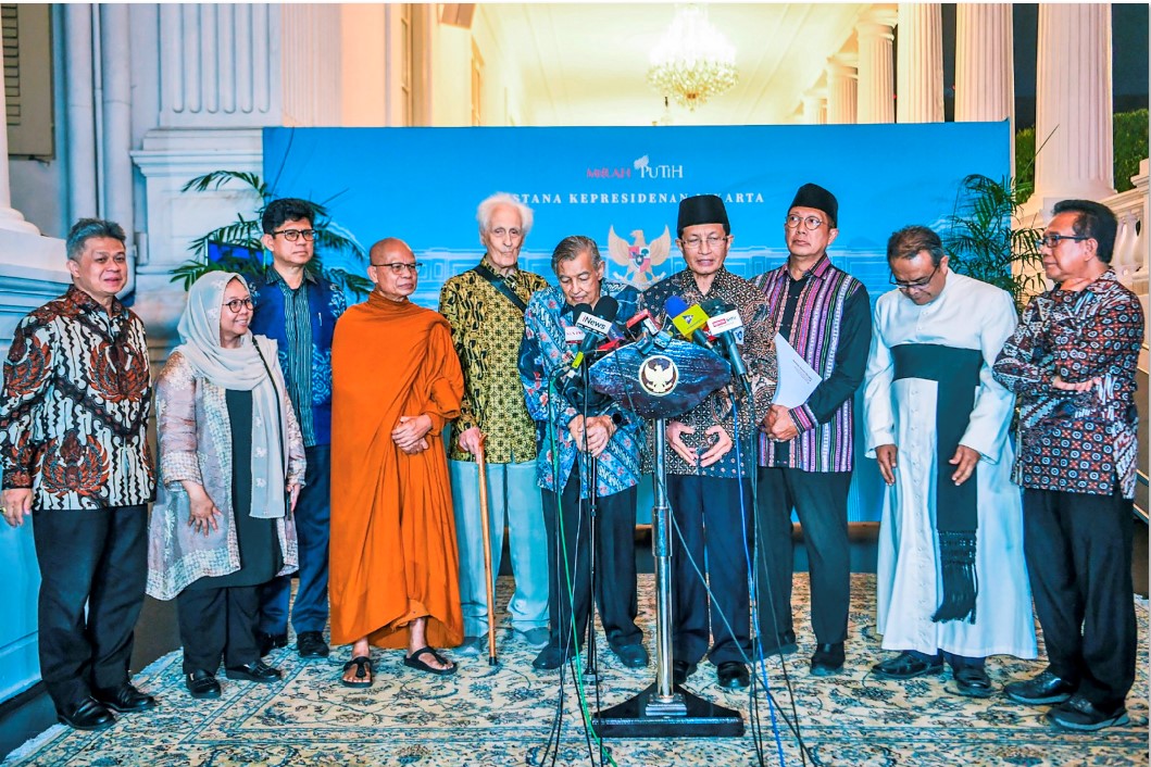 SAMPAIKAN USULAN: Menag Nasaruddin Umar (empat dari kanan) dan para tokoh yang tergabung dalam Gerakan Nurani Bangsa di Istana Kepresidenan, Jakarta, Kamis (11/9) malam.
