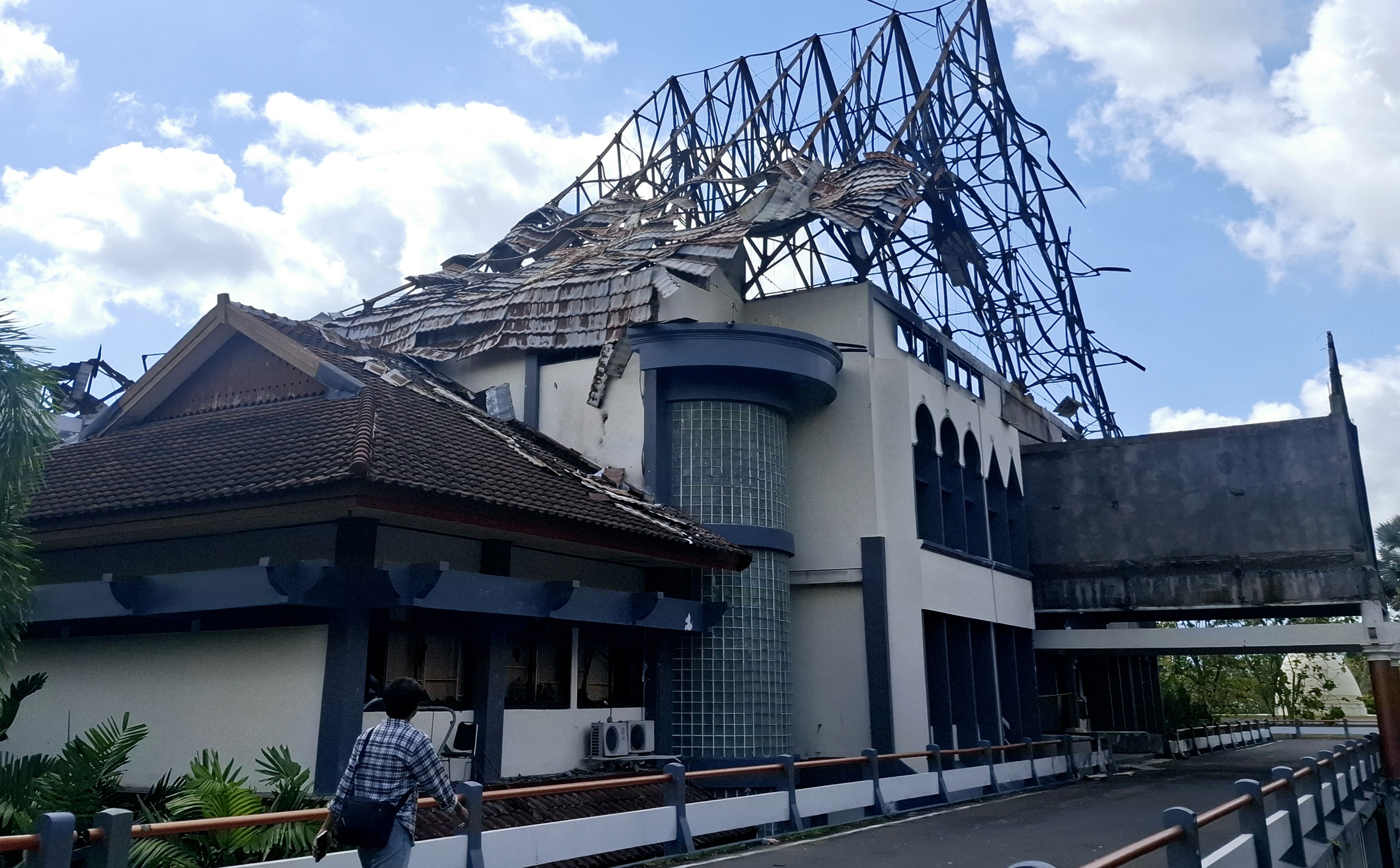 Inilah kondisi kantor DPRD NTB yang rusak parah setelah dibakar massa aksi Sabtu lalu (30/8). Kementerian PU akan turun mengecek kondisi gedung.