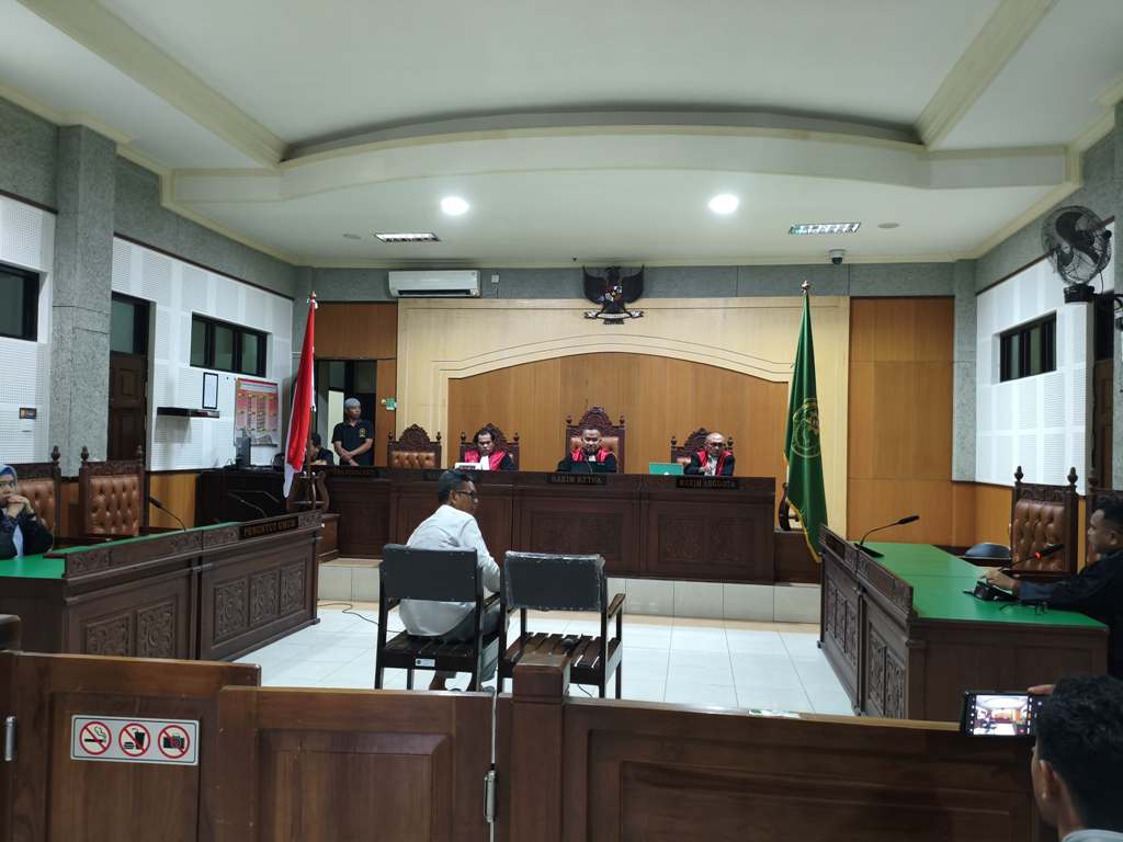 TERBUKTI BERSALAH: Terdakwa Ahmad Muslim yang terjaring OTT proyek di Dikbud NTB mendengarkan pembacaan putusan di Pengadilan Negeri (PN) Tipikor Mataram, JUmat (12/9).&nbsp;