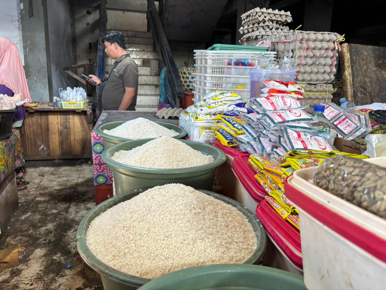 MAKANAN POKOK: Beras yang dijual di Pasar Tradisional Kebon Roek, beberapa waktu lalu.
