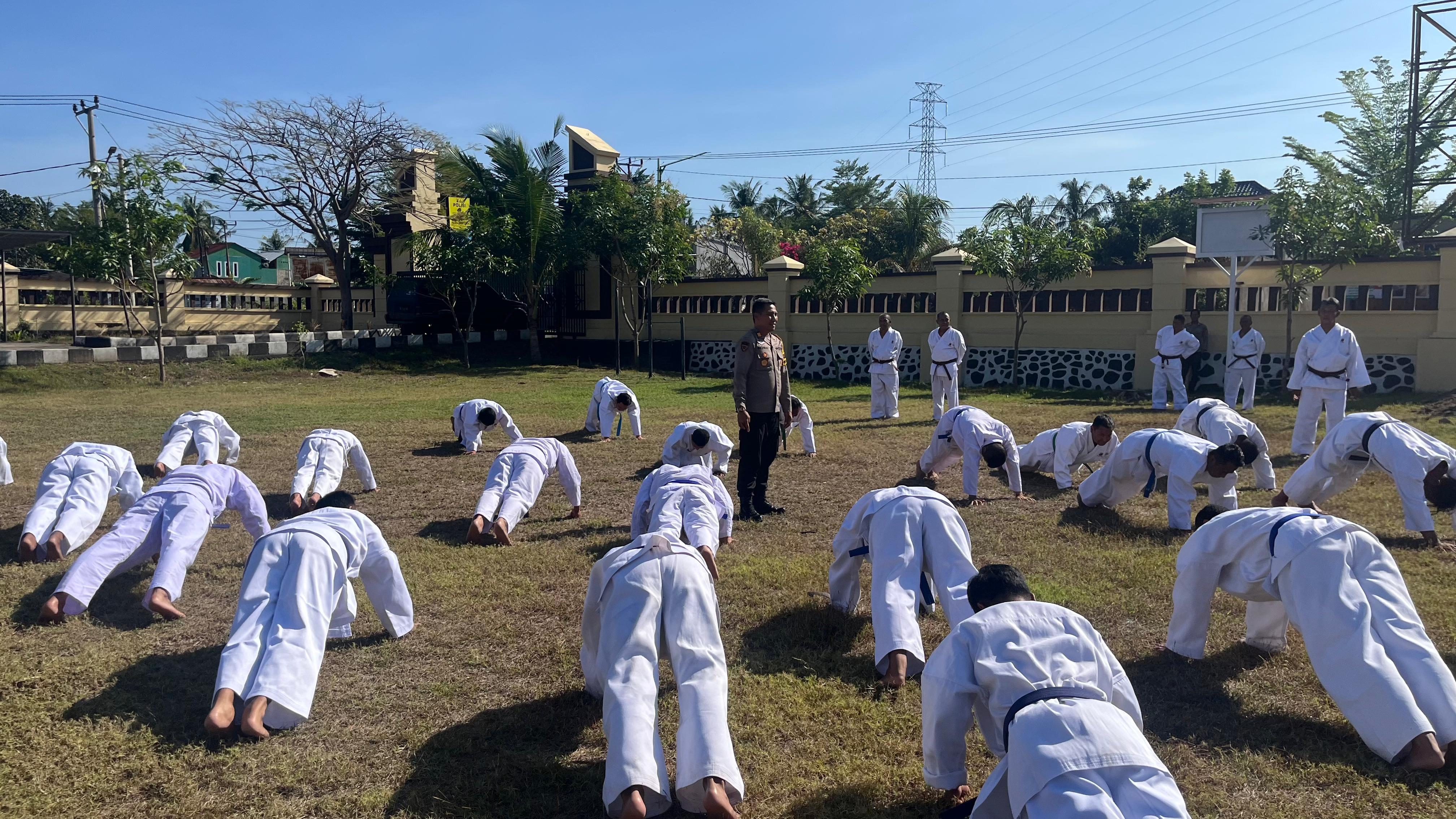 UJI KETANGKASAN: Puluhan anggota Polres KLU mengikuti ujian beladiri Polri yang telah diusulkan untuk kenaikan pangkat, Jum