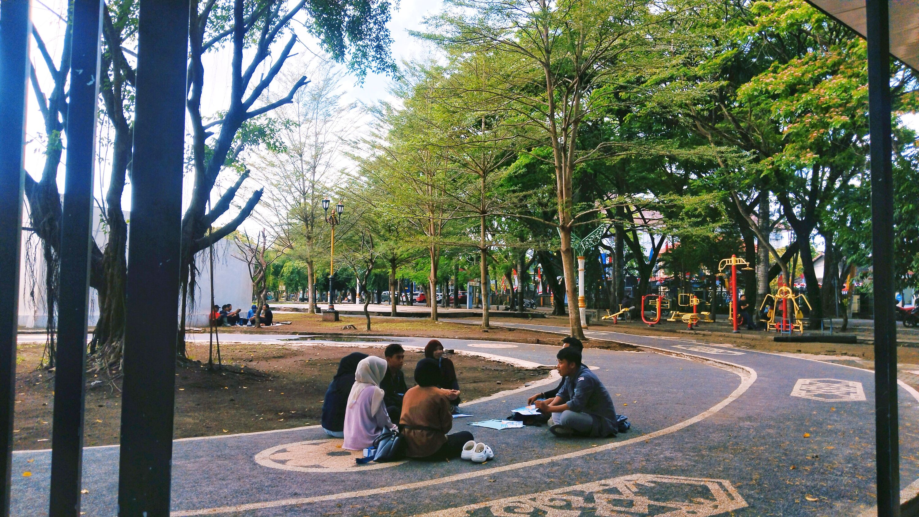 Sejumlah muda mudi asik berdiskusi di dalam area Taman Wisata Kota Praya, Lombok Tengah.