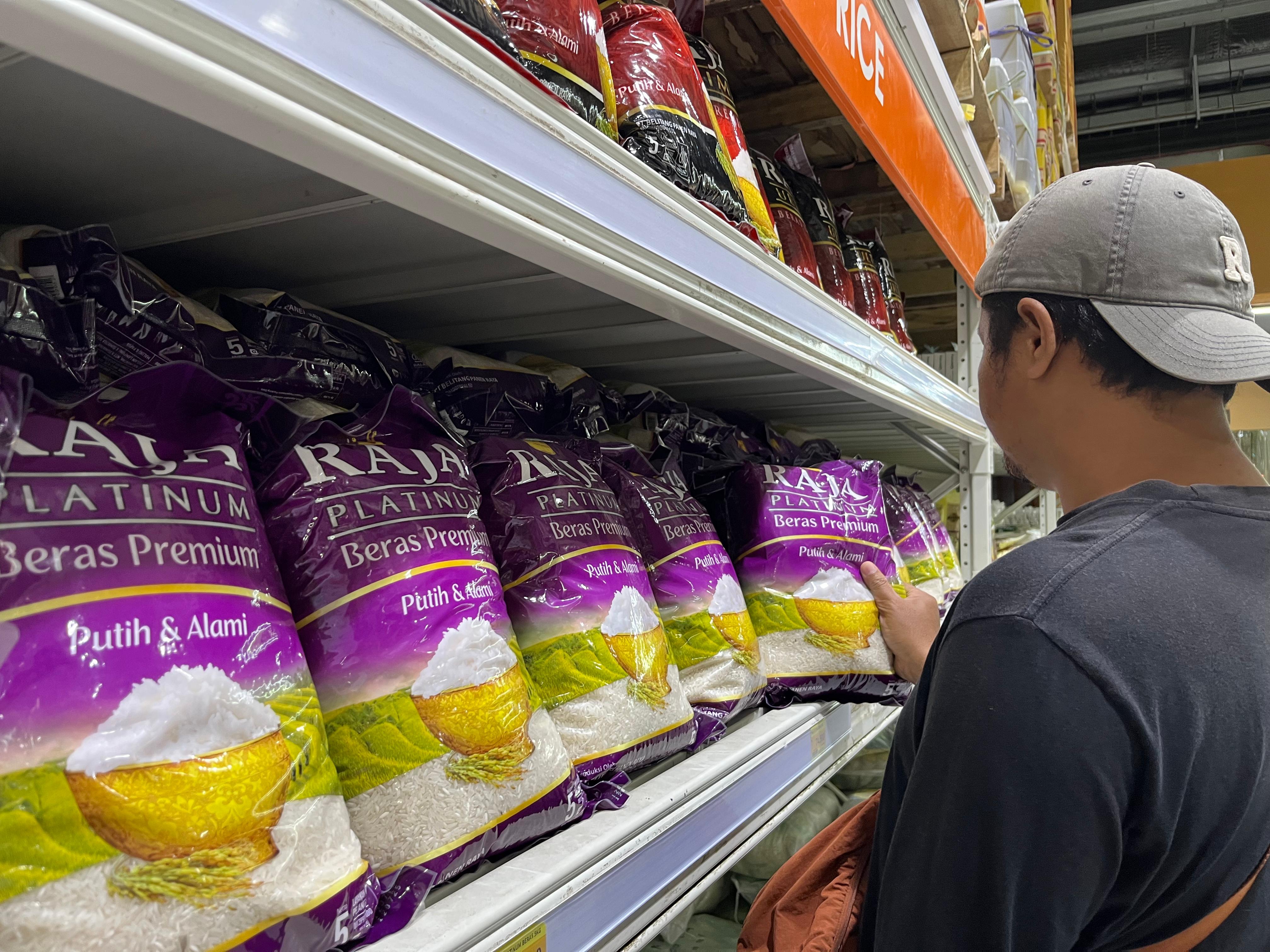Imbas penerapan het baru, distributor beras premium lokal tarik produk dari ritel modern.