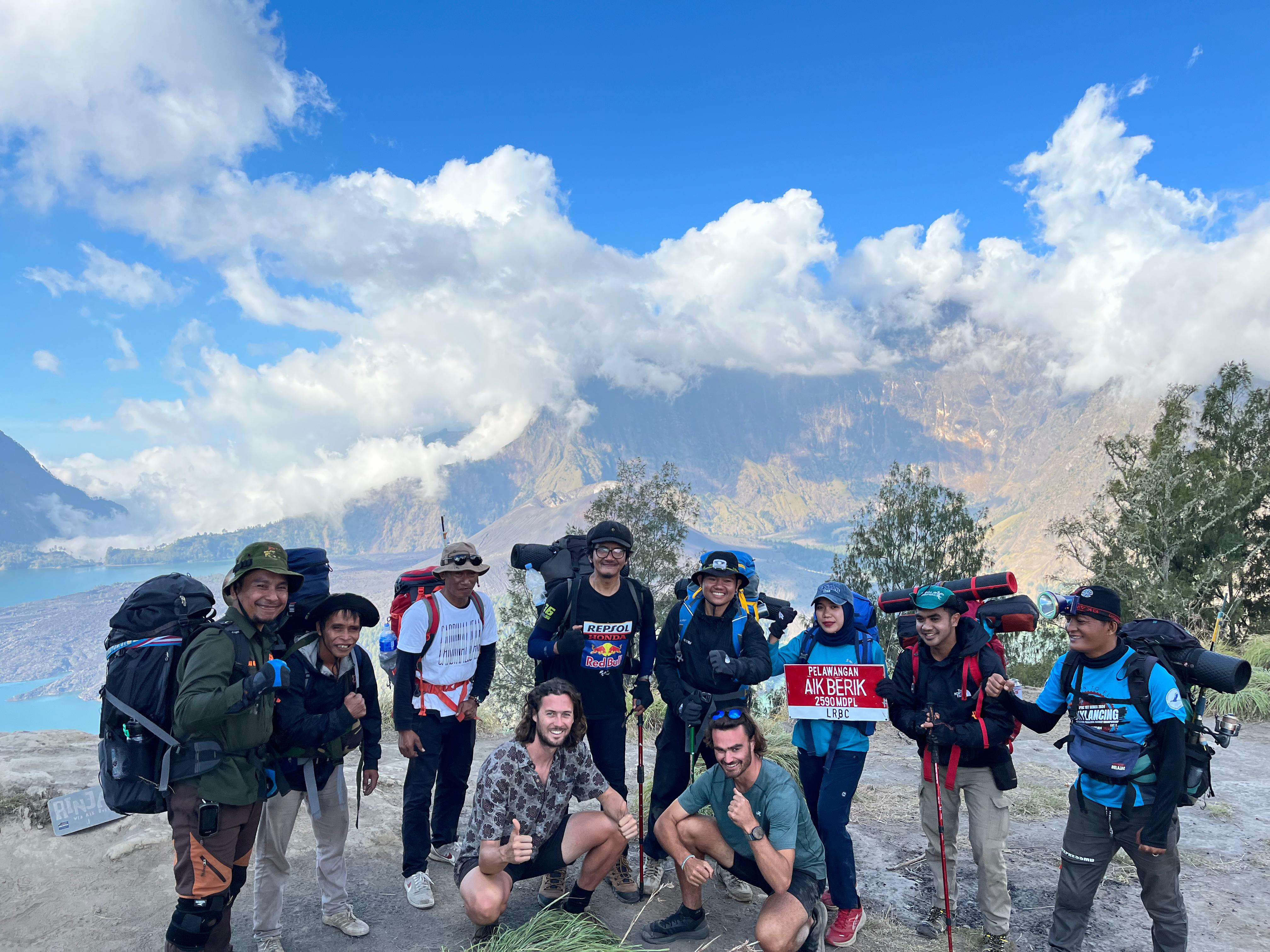 Sejumlah tim survei pemetaan jalur pendakian dari Aik Berik menuju Danau Segara Anak berswafoto dengan latar danau dan Gunung Baru Jari dan Gunung Rinjani, beberapa waktu lalu.