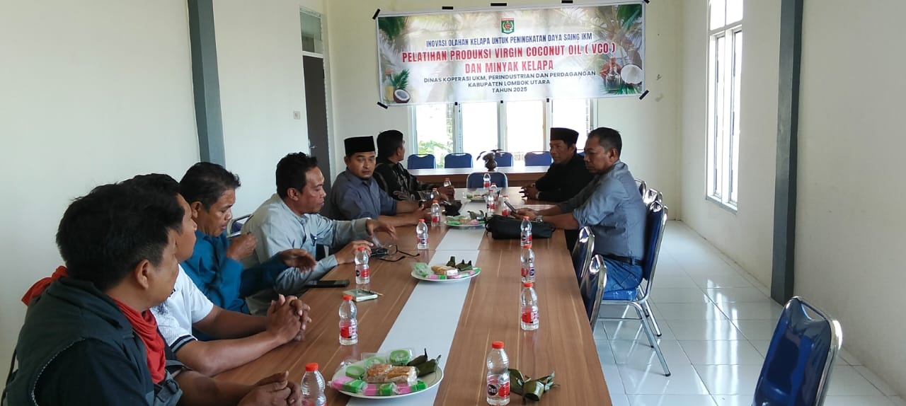 TIDAK AKTIF: Anggota Komisi II DPRD KLU turun ke sentra olahan kelapa, untuk melihat aktivitas produksi, Jumat (12/9).