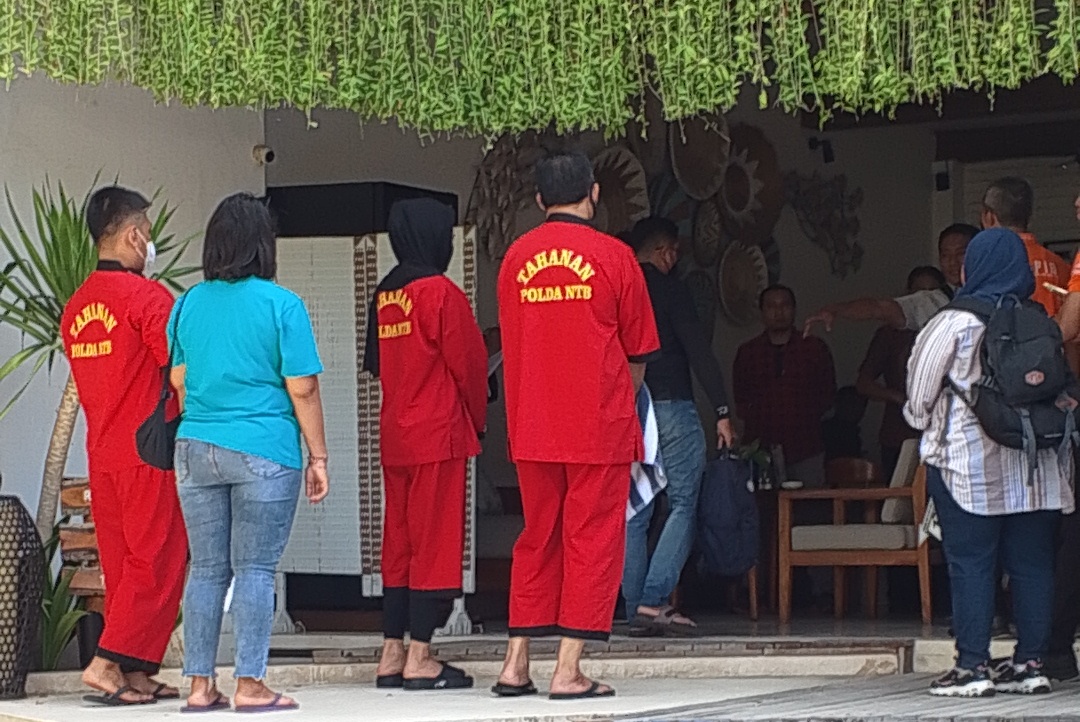 REKONSTRUKSI: Para tersangka kematian Brigadir Nurhadi melakukan rekonstruksi di salah satu tempat penginapan di Gili Trawangan, beberapa waktu lalu.&nbsp;