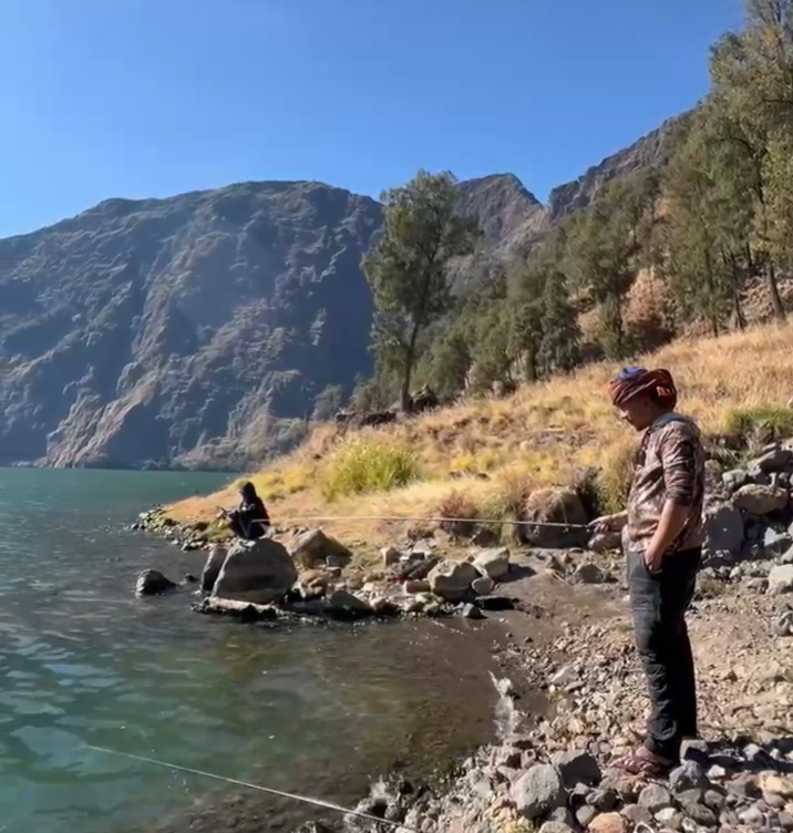 Sejumlah tim survei memancing di tepi Danau Segara Anak, usai memetakan jalur pendakikan dari Aik Berik ke Gunung Rinjani Lombok, pekan lalu.