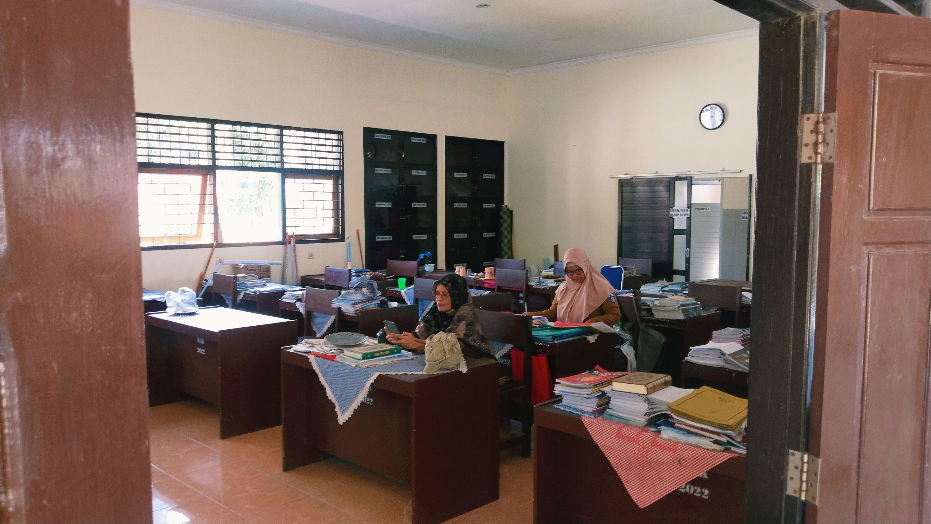 PPPK PARO WAKTU: Sejumlah guru sedang beraktivitas di ruang guru SMP Negeri 1 Praya Tengah, beberapa waktu lalu.