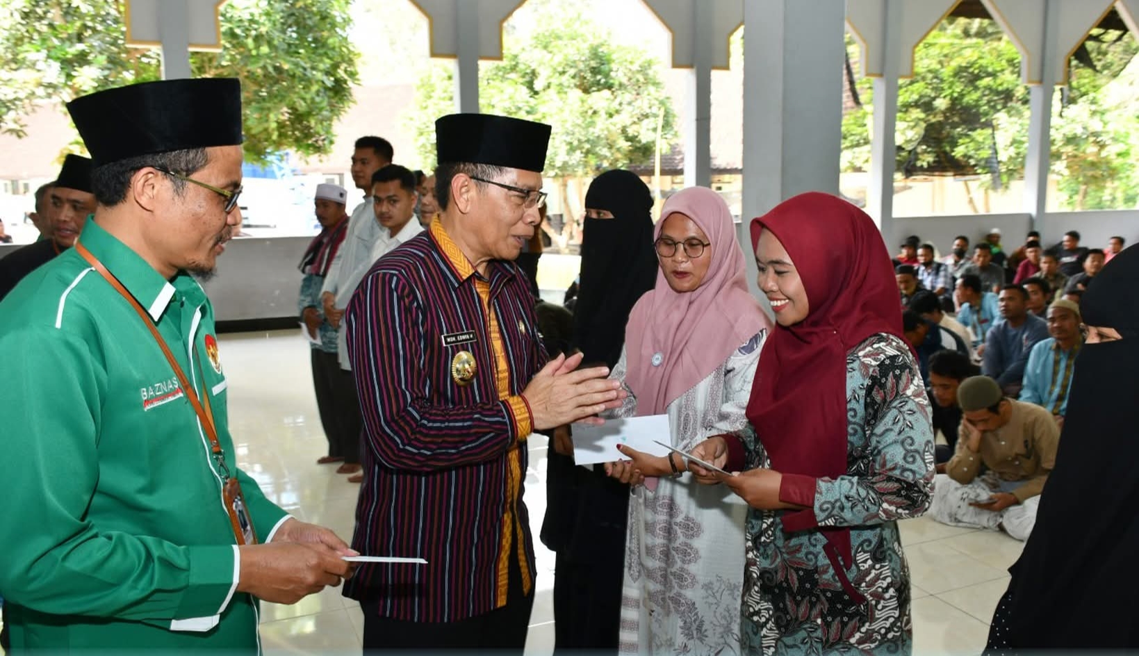 Wakil Bupati Lotim H Moh Edwin Hadiwijaya saat memberikan insentif kepada guru swasta
