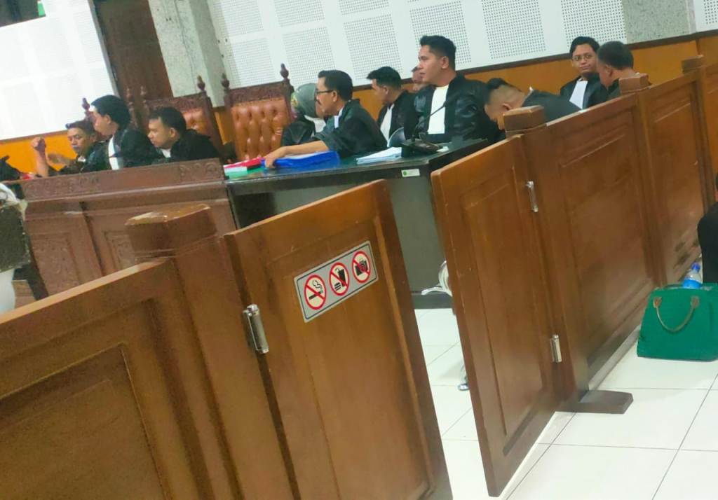 SIDANG: Penasihat Hukum Azril Sopandi, Habib (tertunduk) saat mendengarkan keterangan terdakwa Zaini Arony pada sidang perkara LCC di PN Tipikor Mataram, Kamis malam (12/9).&nbsp;