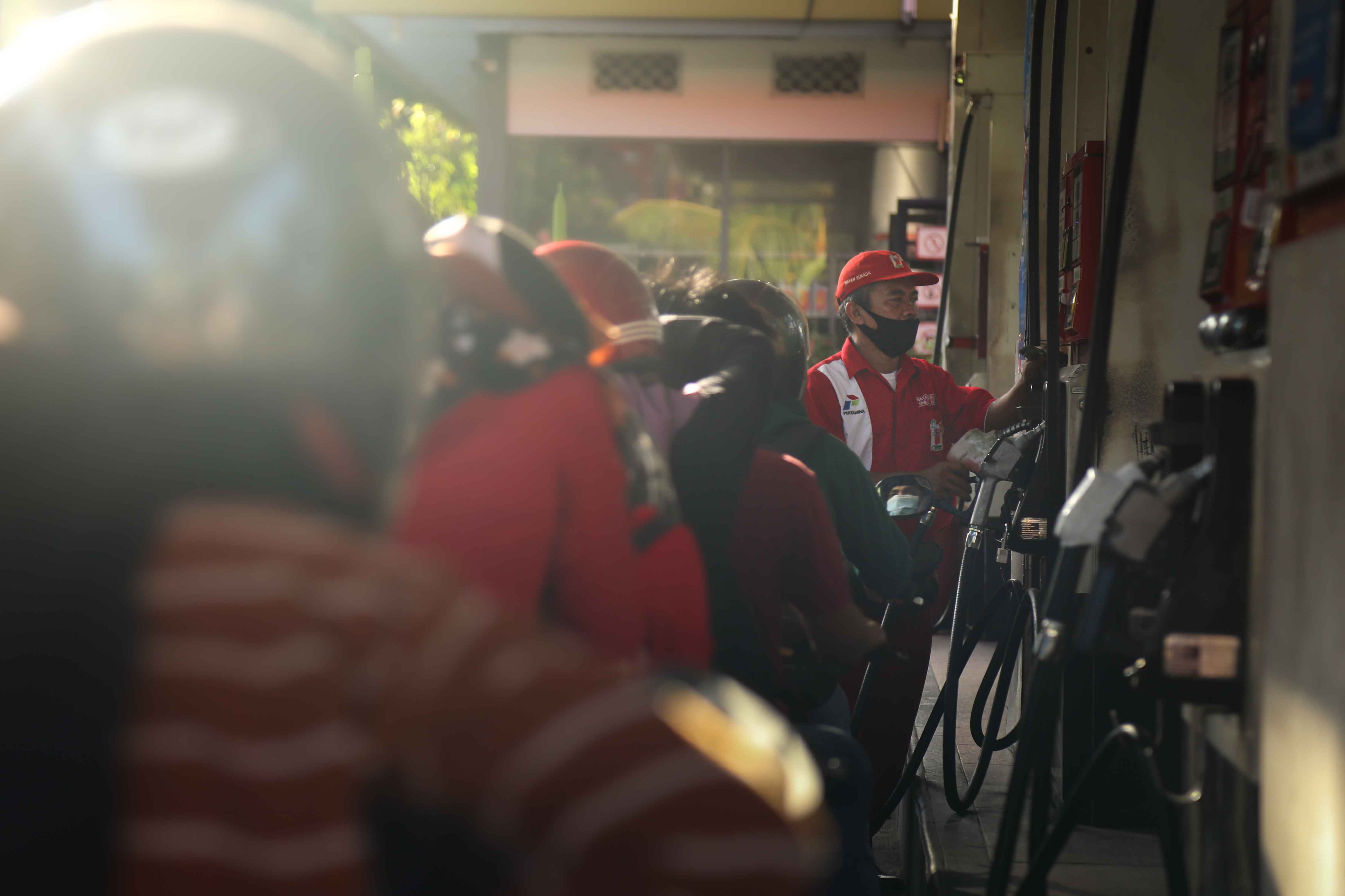 ANTRE: Para pengendara menunggu giliran membeli bahan bakar di salah satu SPBU di Kota Mataram, beberapa waktu lalu.