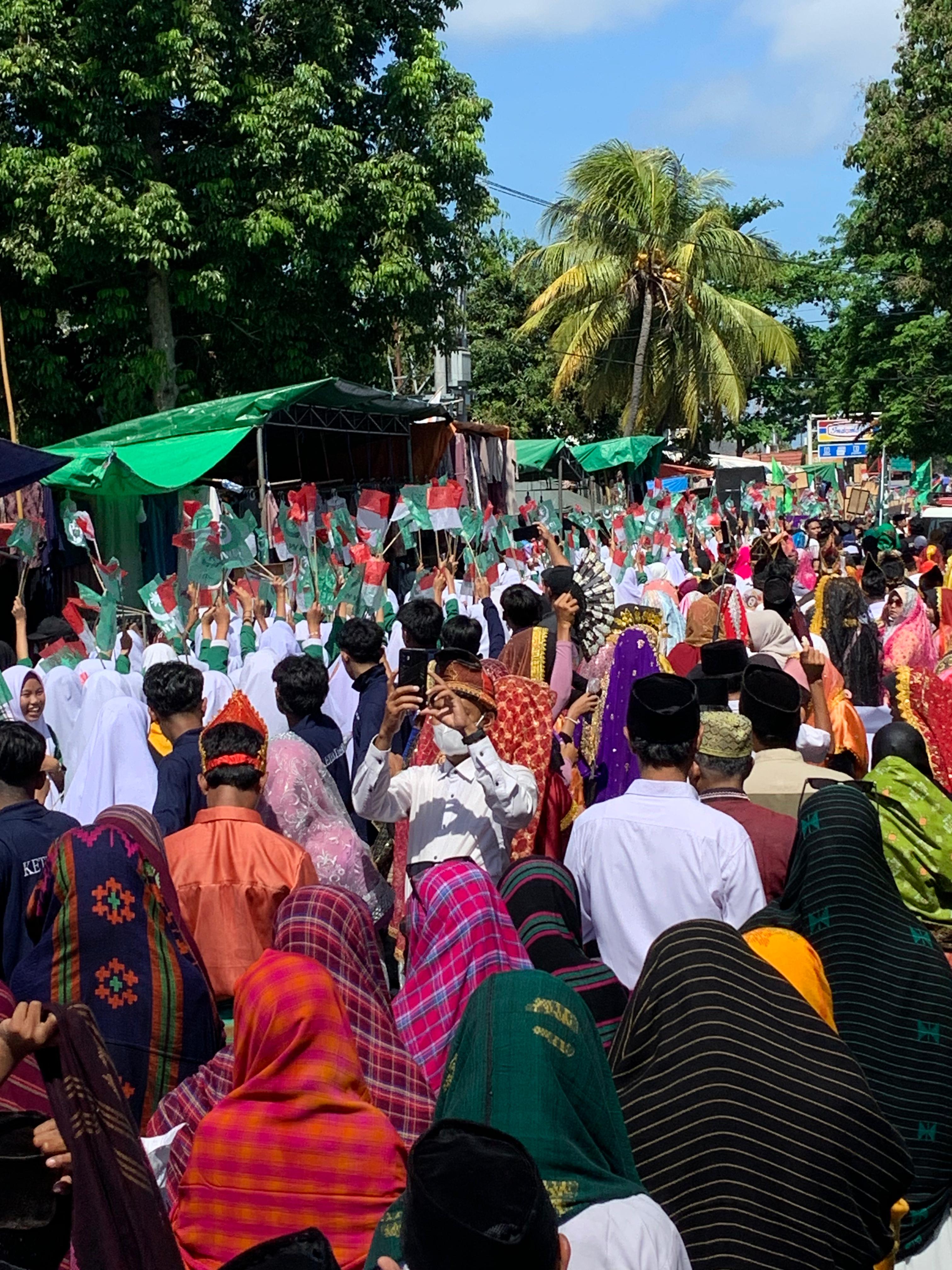 Lautan manusia memadati hari kedua pawai taaruf Hultah Akbar NWDI, Sabtu (13/9).