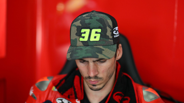 Joan Mir absen Sprint MotoGP San Marino 2025 akibat cedera leher usai kecelakaan. Fokus pulih demi tampil di balapan utama Minggu.