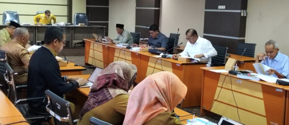 Komisi IV DPRD NTB menggelar rapat kerja dengan sejumlah OPD mitra kerja, Selasa lalu (9/9). Salah satu rekomendasi rapat agar pekerjaan fisik dikebut hingga akhir tahun.