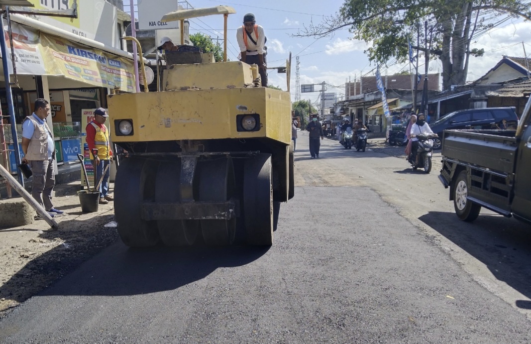 JALAN PROVINSI: Kontraktor sudah selesai melakukan perbaikan di ruas jalan provinsi Praya-Keruak awal September lalu.