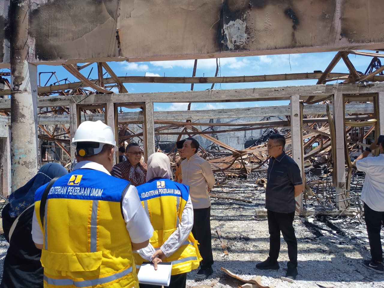 Pengecekan langsung kondisi terkini gedung DPRD NTB, oleh perwakilan Kementerian PU dan anggota Komisi V DPR RI Mori Hanafi, Sabtu (13/9).