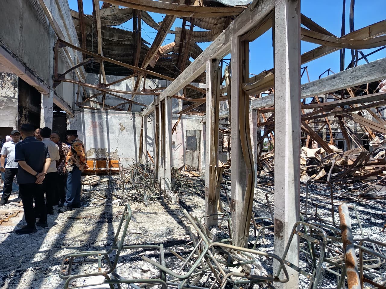 Kondisi terkini gedung DPRD NTB, saat ditinjau langsung pemerintah pusat dan Pemprov NTB, Sabtu (13/9).