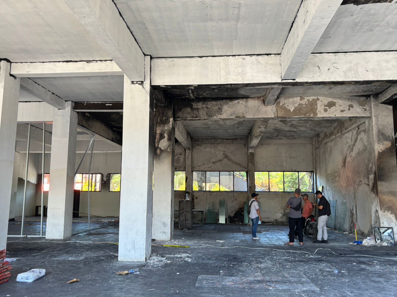 Tampilan garasi di gedung Sekretariat yang akan dibah menjadi ruang rapat komisi anggota DPRD NTB, Sabtu (13/9).