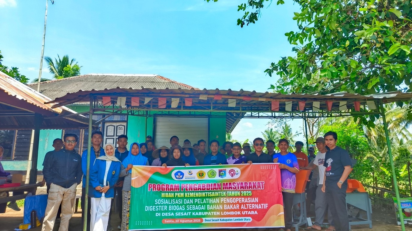 Foto bersama tim dosen, mahasiswa serta masyarakat yang terlibat, di pelatihan pengoperasian dan perawatan instalasi digester biogas, di Desa Sesait, Lombok Utara, pada Sabtu (30/8).