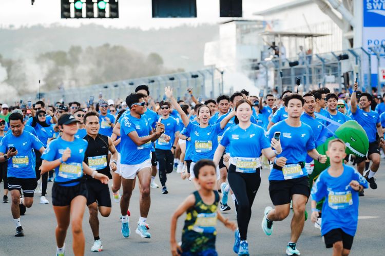 Ribuan pelari membirukan Sirkuit Internasional Pertamina Mandalika dalam event Pocari Sweat Run Lombok 2025.