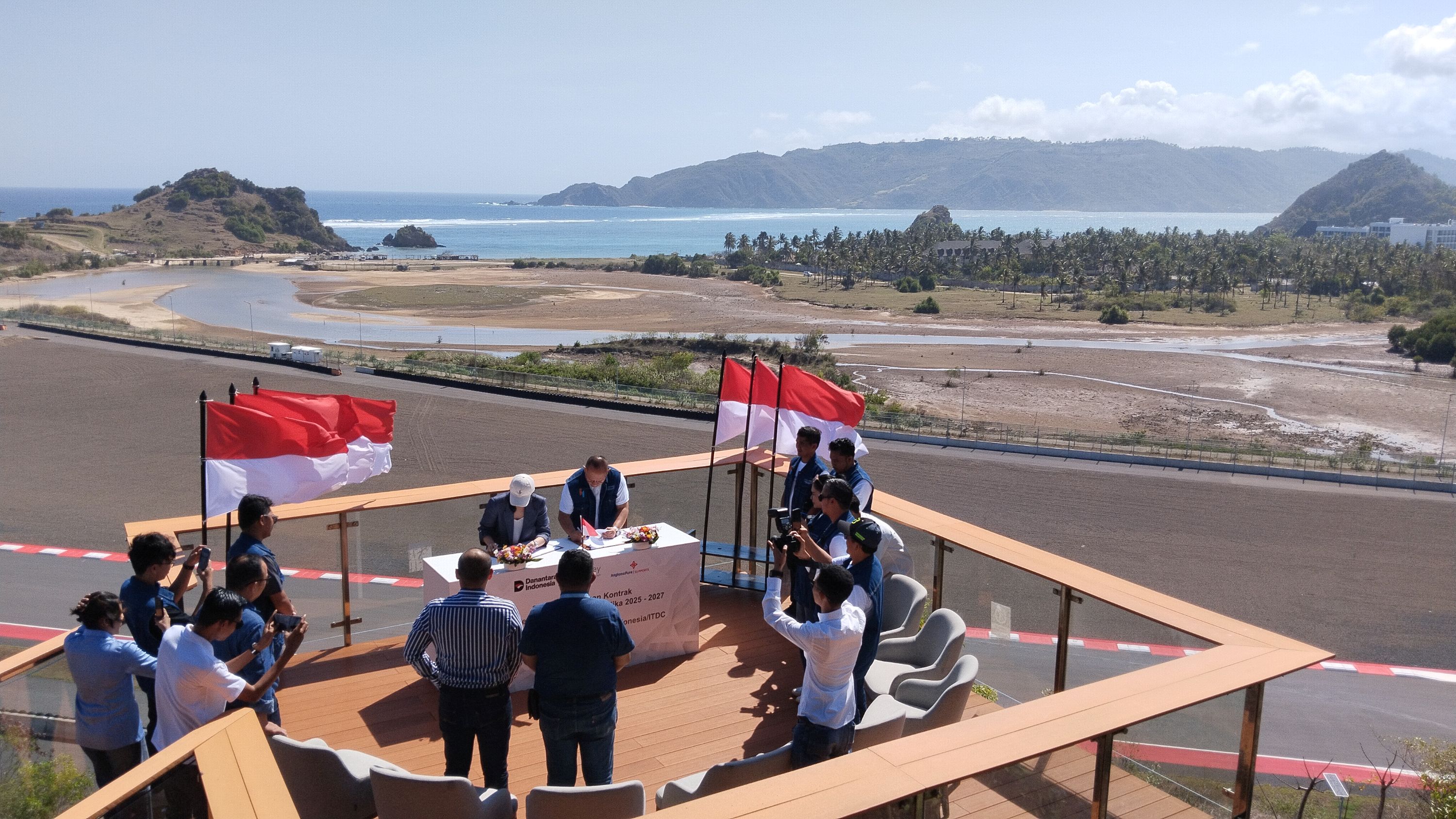 Suasana penandatanganan kerjasama antara ITDC dengan PT Angkasa Pura Support terkait pengamanan kawasan di The Mandalika, di Bukit 360, Sirkuit Internasional Mandalika, Lombok Tengah, Minggu (14/9).