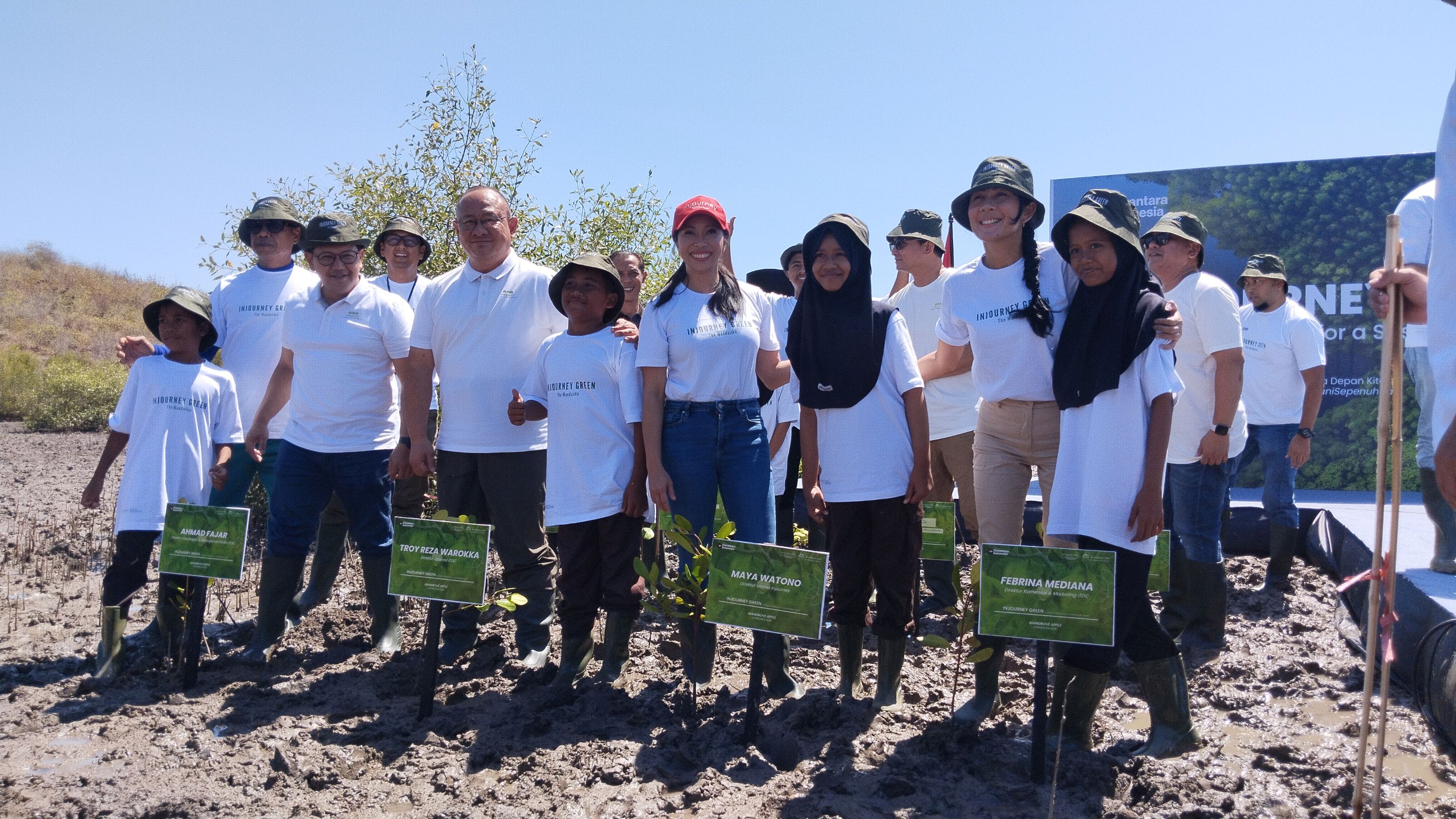 Direktur Utama InJourney Maya Watono (topi merah) didampingi Direktur Operasi ITDC Troy Reza Warokka (lima dari kiri) menanam pohon bakau di Lot Mangrove Kawasan The Mandalika, Lombok Tengah