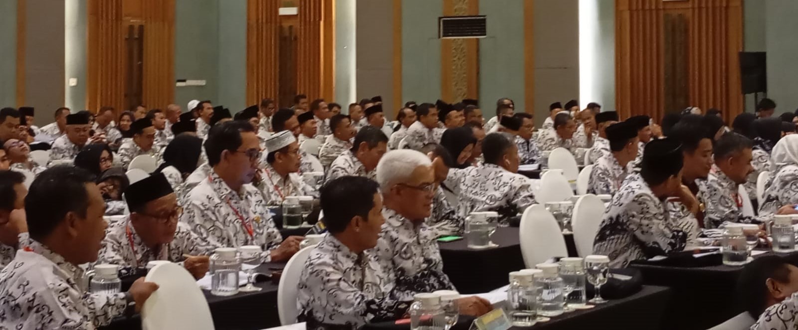 Keluarga besar PGRI di NTB pada konferensi XXIII PGRI NTB, tahun lalu. PGRI NTB tekankan solidaritas, semua pengurus peduli korban banjir.