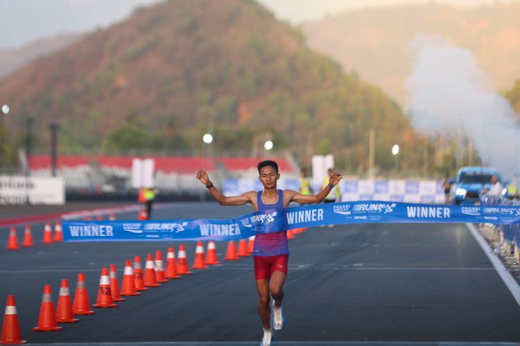 Atlet asal NTB Yad Hapizudin berhasil menjuarai Pocari Sweat Run Lombok 2025 kategori 10k.